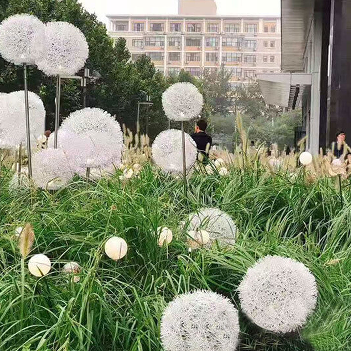 LumiGard - Solcelledrevet mælkebøttekugle-lys