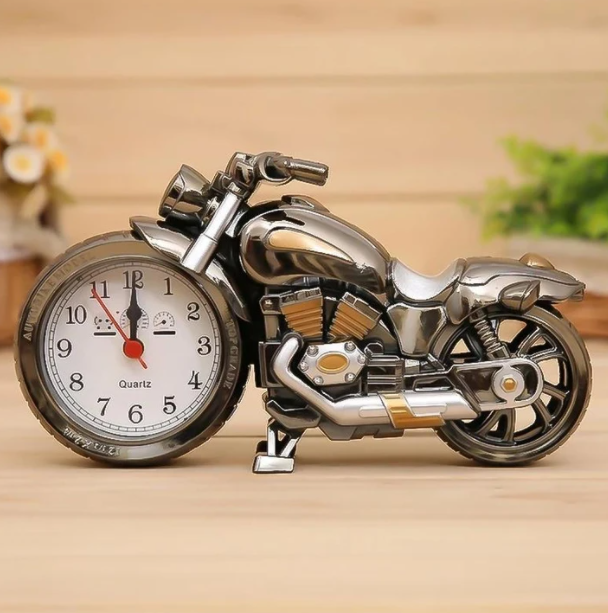 Retro Motorcykel Vækkeur i Guld og Sølv – Stilfuldt Design med Præcis Tidtagning og Dekorativt Element-1