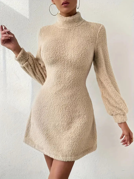 Belinda - Slim-fit monokrom kjole med stand-up krave og fluffy snit