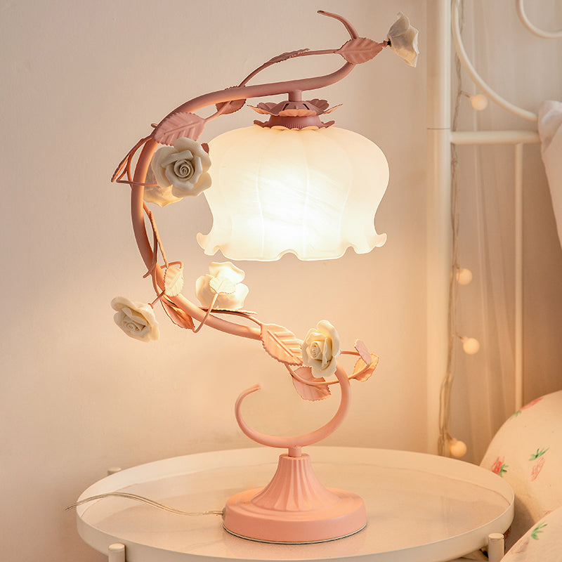 Stilfuld Bordlampe med Ægte Rosenblade i Shabby Chic Design – Rosa og Hvid Belysning til Hjemmet-1