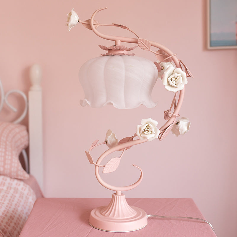 Stilfuld Bordlampe med Ægte Rosenblade i Shabby Chic Design – Rosa og Hvid Belysning til Hjemmet-2