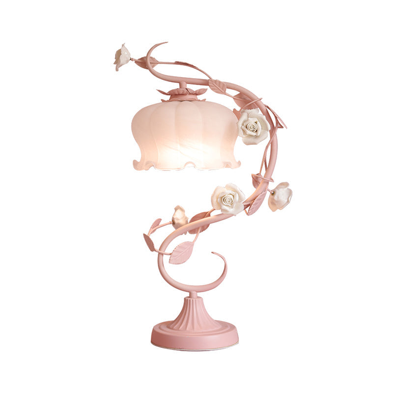 Stilfuld Bordlampe med Ægte Rosenblade i Shabby Chic Design – Rosa og Hvid Belysning til Hjemmet-5