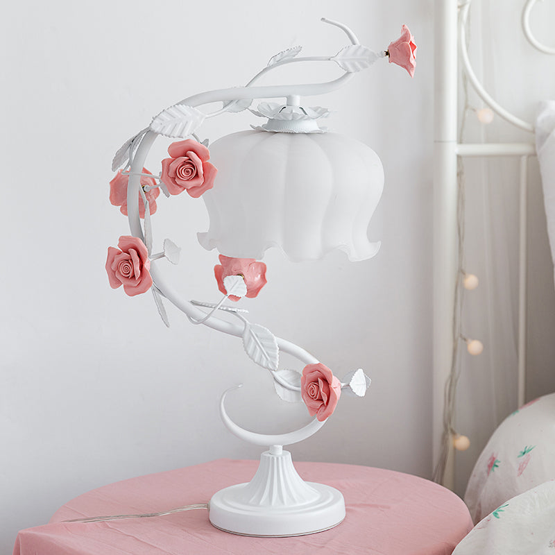 Stilfuld Bordlampe med Ægte Rosenblade i Shabby Chic Design – Rosa og Hvid Belysning til Hjemmet-3