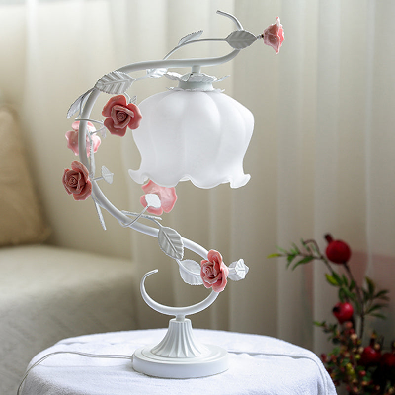 Stilfuld Bordlampe med Ægte Rosenblade i Shabby Chic Design – Rosa og Hvid Belysning til Hjemmet-6