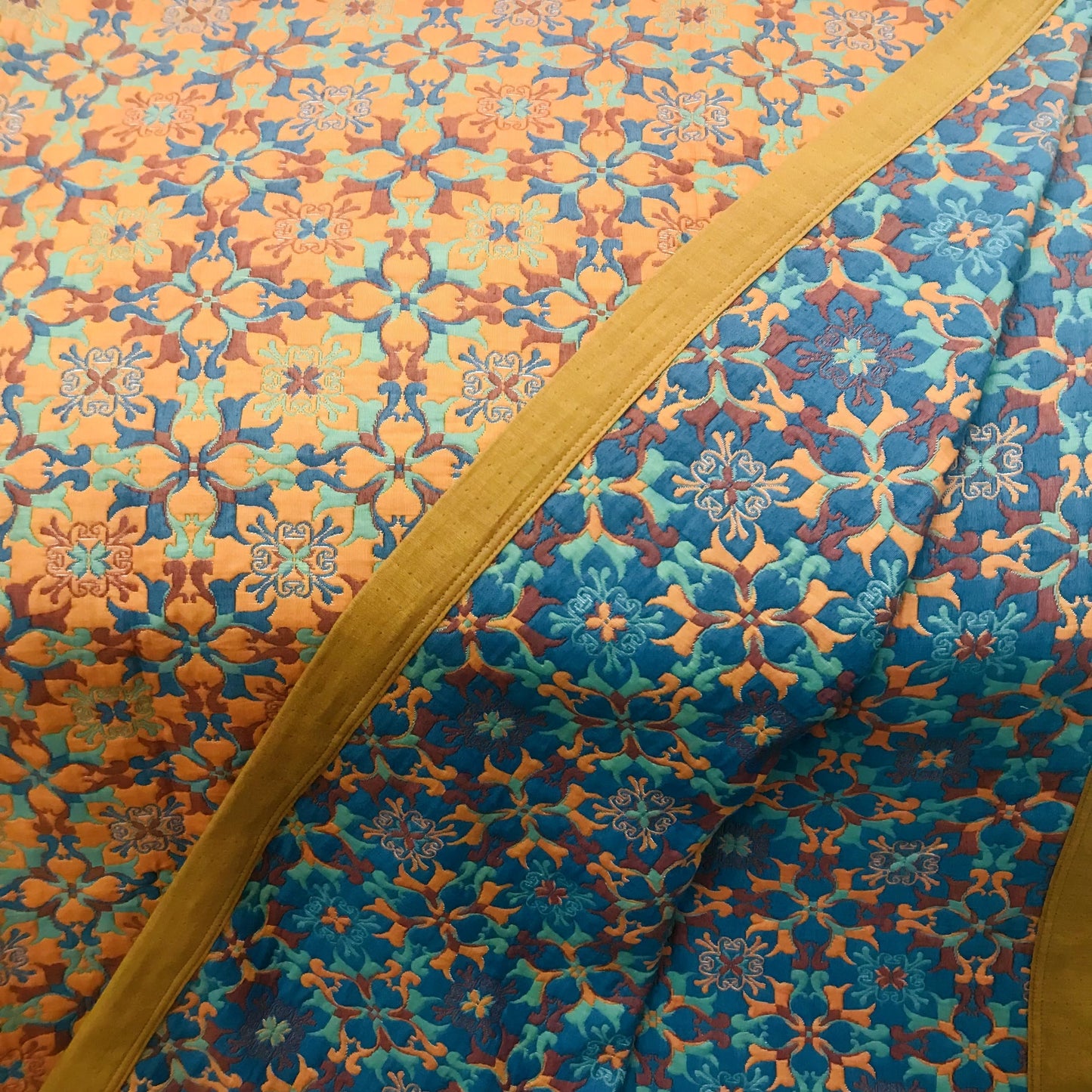 Ethniquilt - Bomuldsquilt med orange og blåt mønster i seks lag