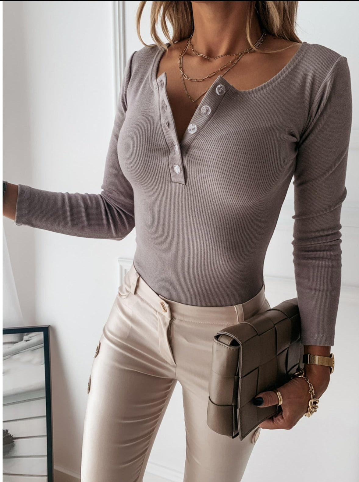EleganzPlus - Carin Ribbed Henley Tee | Stil og komfort i perfekt harmoni