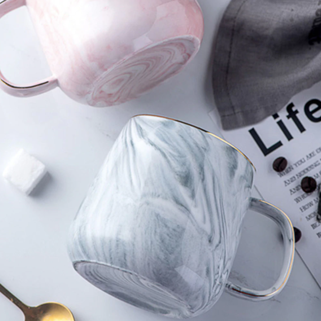 Elegant Marmor Mugg med Guldindlæg – Højkvalitets Keramisk Drikkebæger med Glipfri Greb og Unikt Design-5