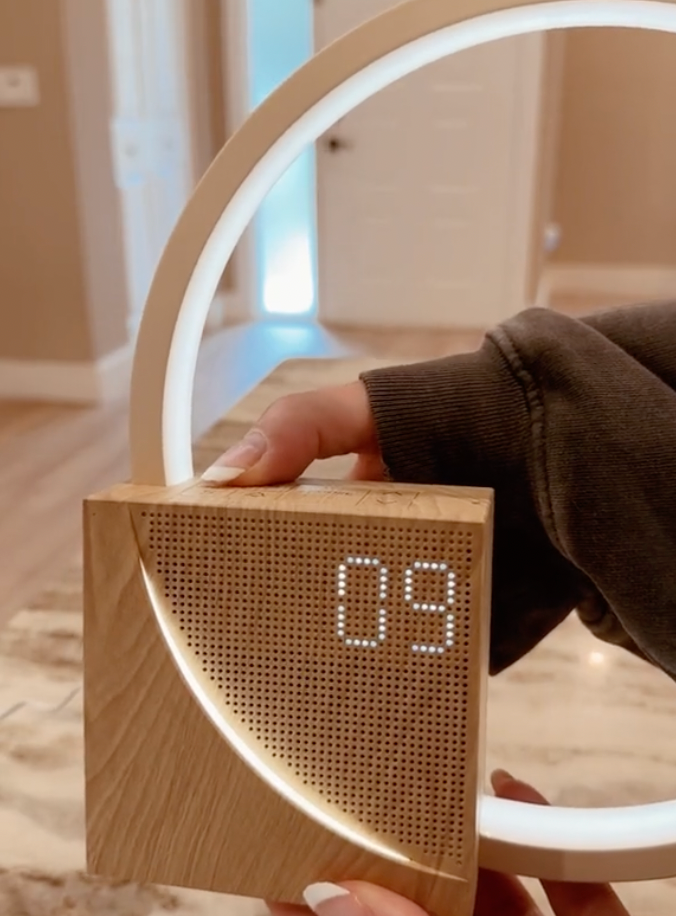 Digital Ur med Solopgangssimulation og Dæmpbar Touch Lampe – Hvid og Træ, Oplader og FM-Radio-6