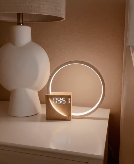 Digital Ur med Solopgangssimulation og Dæmpbar Touch Lampe – Hvid og Træ, Oplader og FM-Radio-1