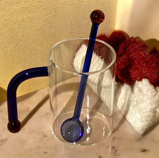 VitaGlow - Te- og kaffekop af borosilikatglas med hank af farvet glas