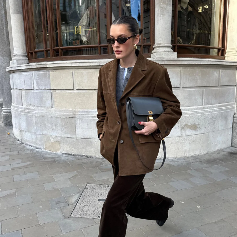 Juliet - Oversize lang jakke i brun ruskind med turn-down-krave