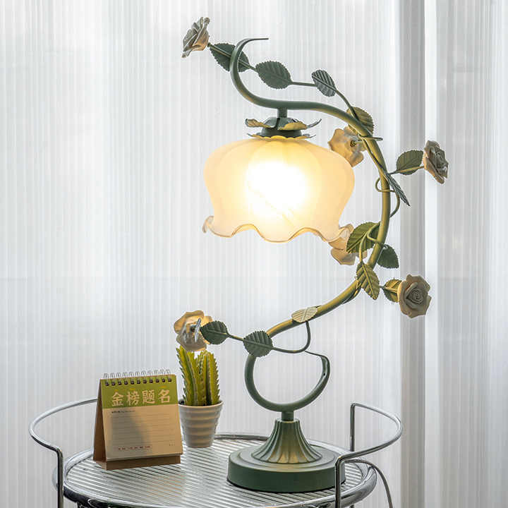 Variant image for Stilfuld Bordlampe med Ægte Rosenblade i Shabby Chic Design – Rosa og Hvid Belysning til Hjemmet-3