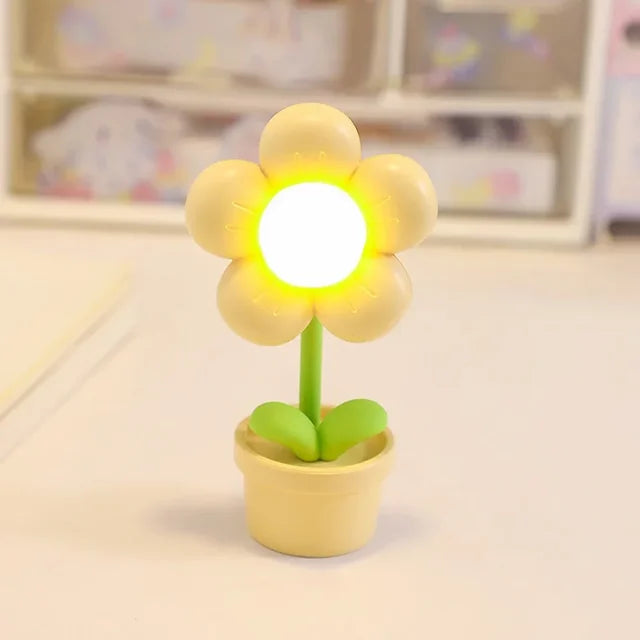Variant image for Klein Bordlampe med Blomstedesign og Blødt Lys – Hyggelig Belysning til Stuen eller Soveværelset-4