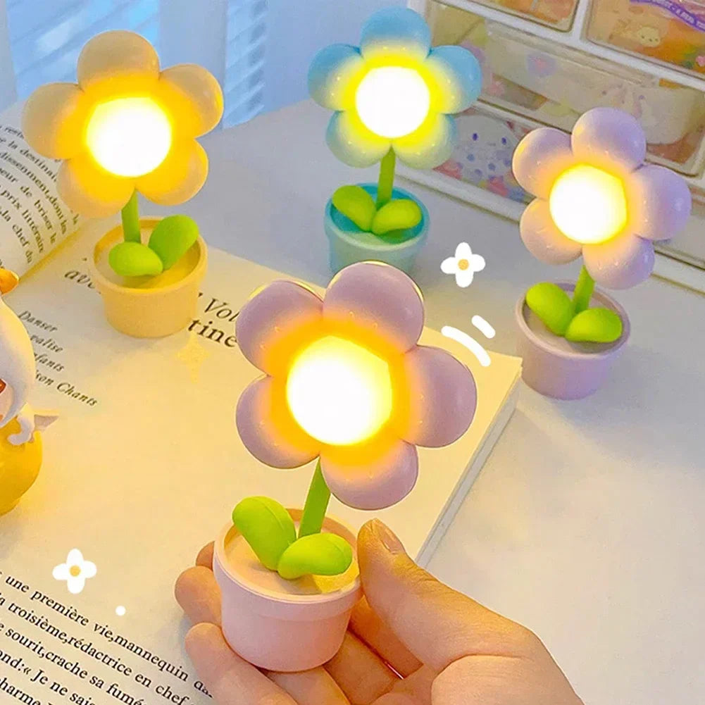 Klein Bordlampe med Blomstedesign og Blødt Lys – Hyggelig Belysning til Stuen eller Soveværelset-3
