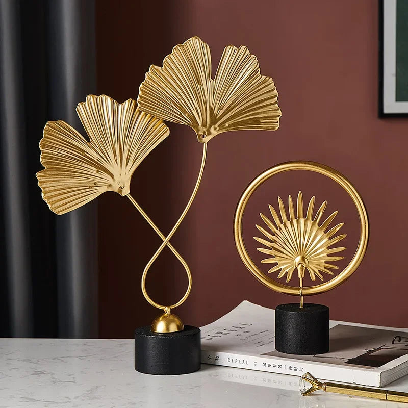 Ginkgo Blad Ornament i Guld – Håndlavet Metal Dekoration til Stue og Kontor-2