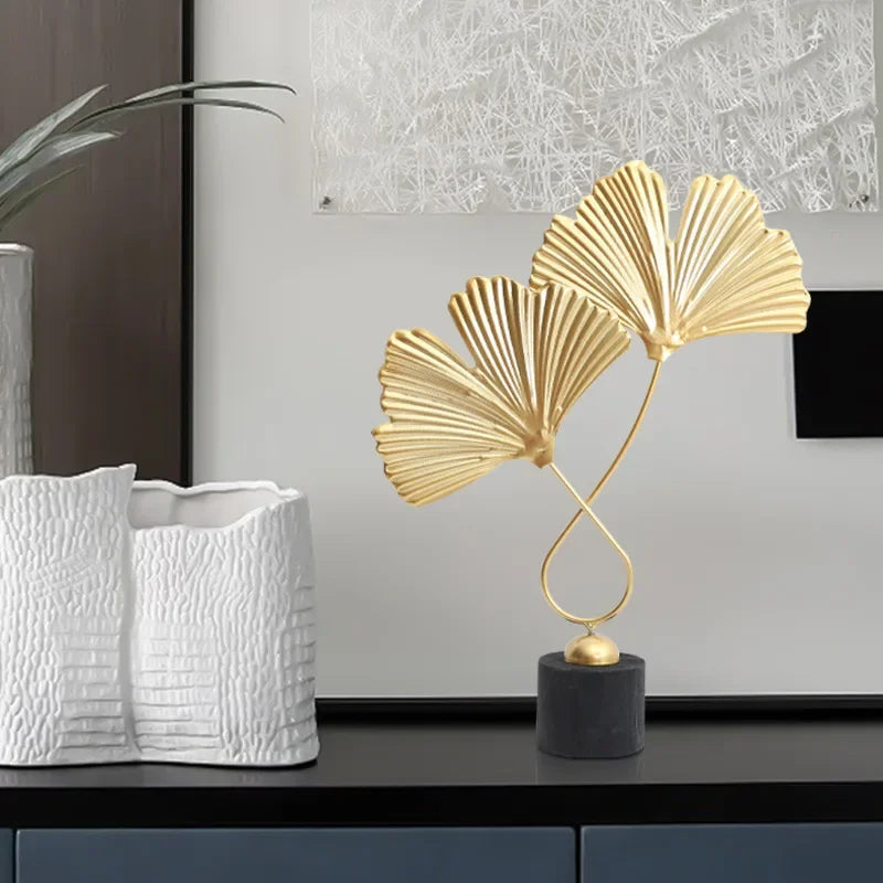 Ginkgo Blad Ornament i Guld – Håndlavet Metal Dekoration til Stue og Kontor-1