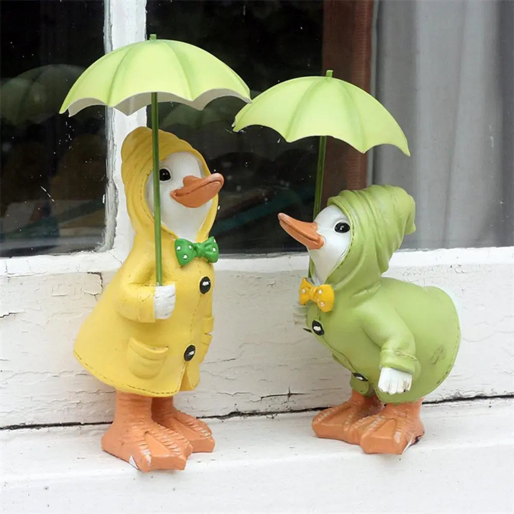 Chique Eend Figur i Regnjakke – Dekorativ Havefigur i Harz til Udendørs Brug, 12 cm x 6 cm, Multifarvet-3