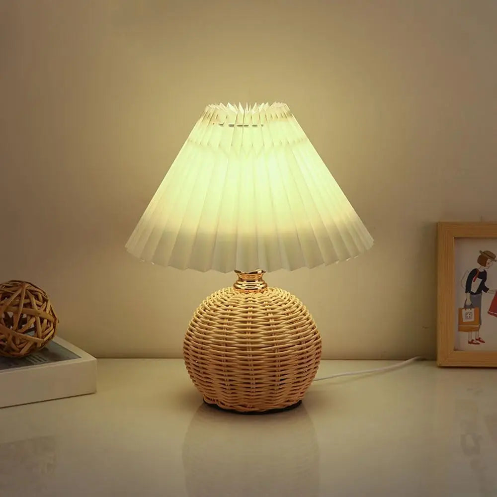 Retro LED Bordlampe med Plisseret Stofskærm & Rattan | USB Natbordslampe