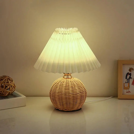 Retro LED Bordlampe med Plisseret Stofskærm & Rattan | USB Natbordslampe