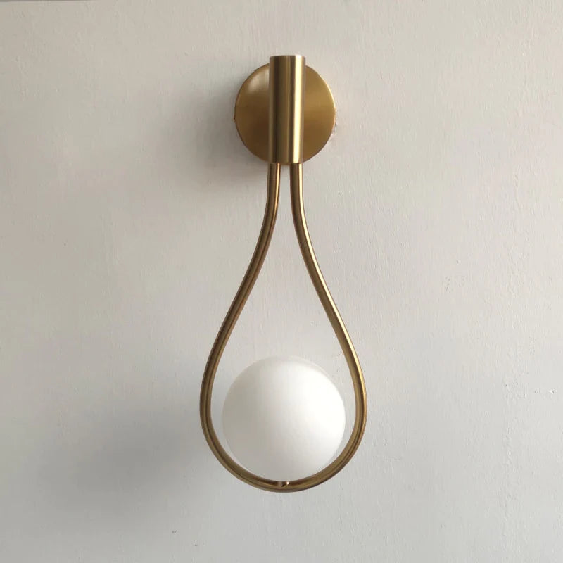 Nordisk Væglampe i Messing med Justerbar Arm og Hvid Glasbold – Elegant Design til Stue og Moderne Interiør-6