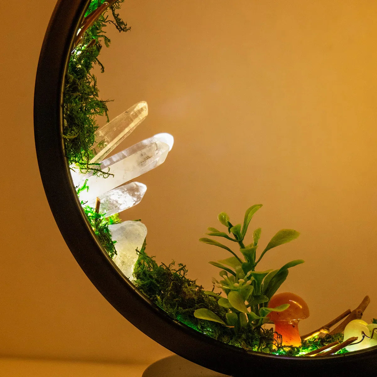 EnchantedRing | Natlampe med elegant cirkulær ramme med grønne planter og ægte krystaller, perfekt til boligindretning