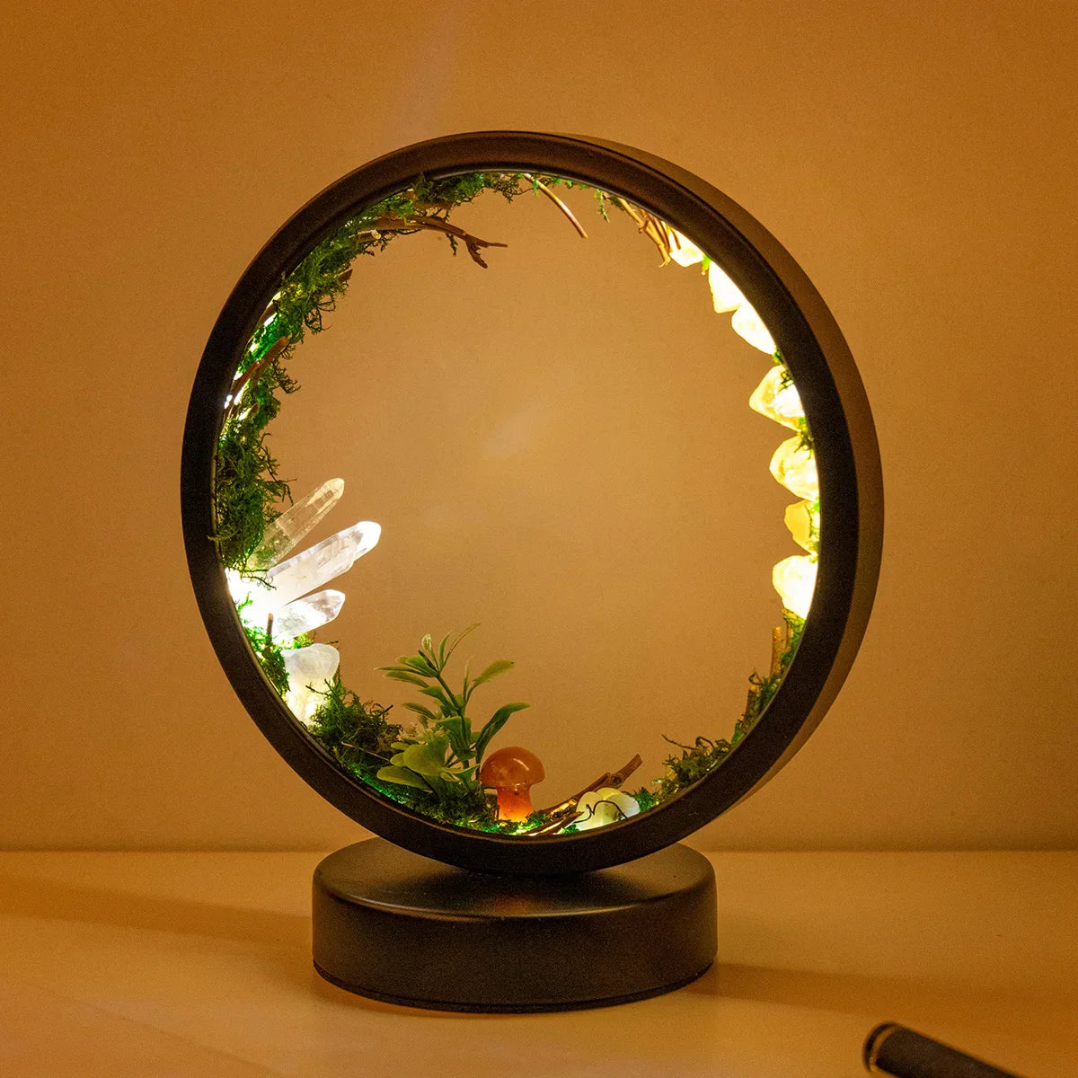 EnchantedRing | Natlampe med elegant cirkulær ramme med grønne planter og ægte krystaller, perfekt til boligindretning