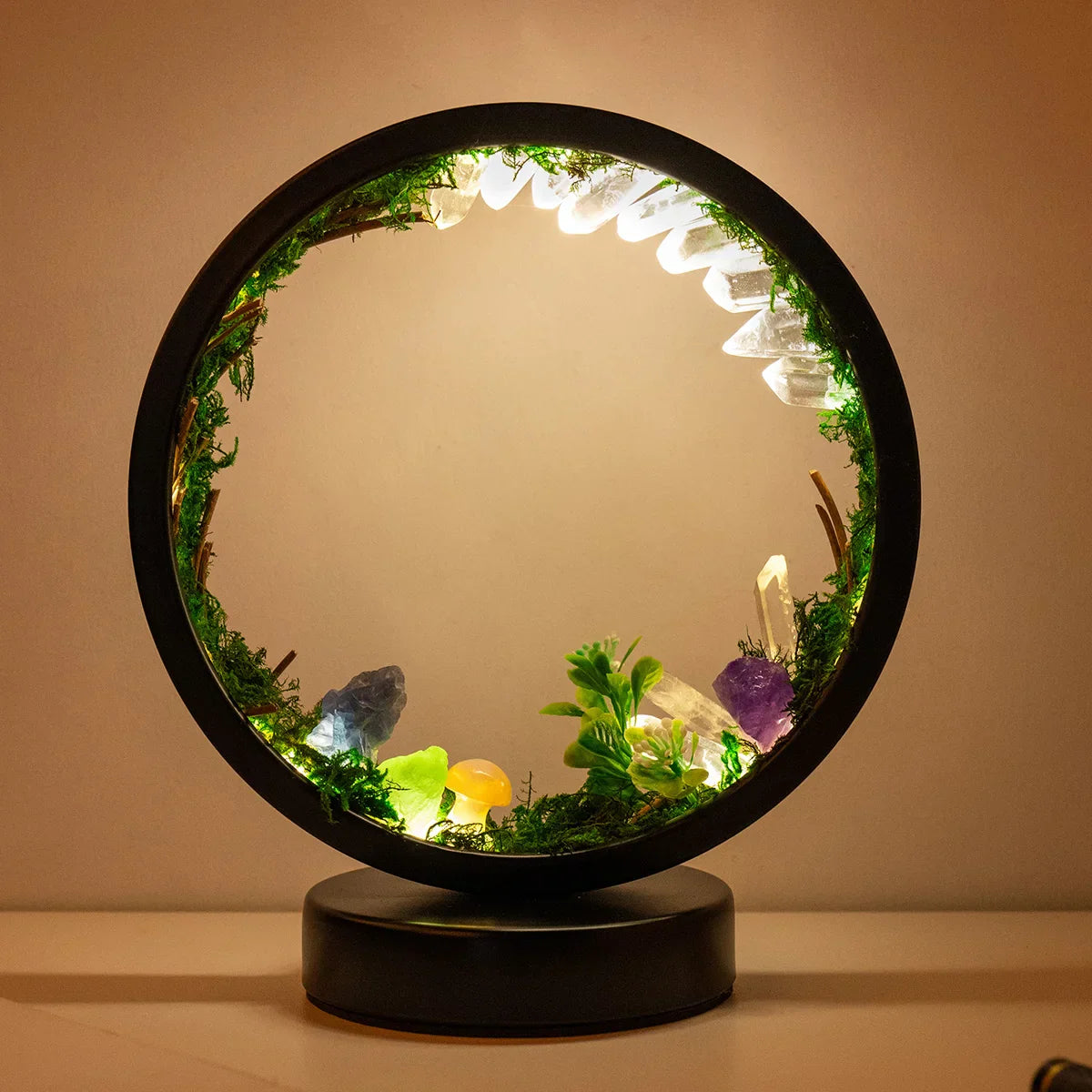 EnchantedRing | Natlampe med elegant cirkulær ramme med grønne planter og ægte krystaller, perfekt til boligindretning