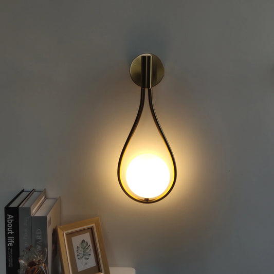 Nordisk Væglampe i Messing med Justerbar Arm og Hvid Glasbold – Elegant Design til Stue og Moderne Interiør-1