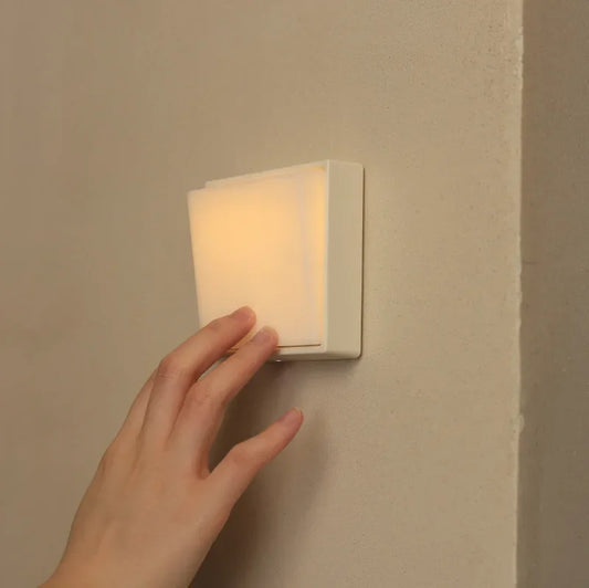LumoSwitch - Minimalistisk natlampe med genopladelig kontakt