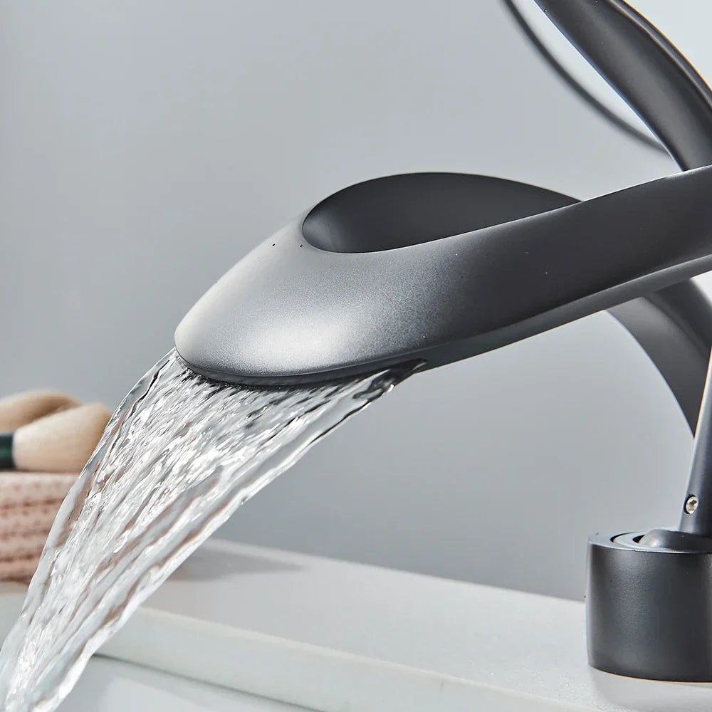 AquaElegance - Moderne vandfaldshåndvaskarmatur i messing med styring af varmt og koldt vand