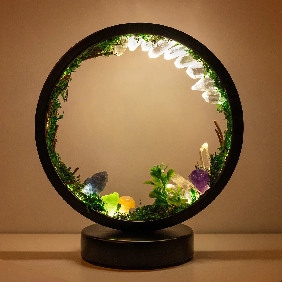 EnchantedRing | Natlampe med elegant cirkulær ramme med grønne planter og ægte krystaller, perfekt til boligindretning