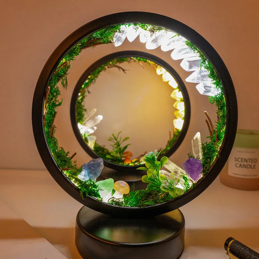 EnchantedRing | Natlampe med elegant cirkulær ramme med grønne planter og ægte krystaller, perfekt til boligindretning