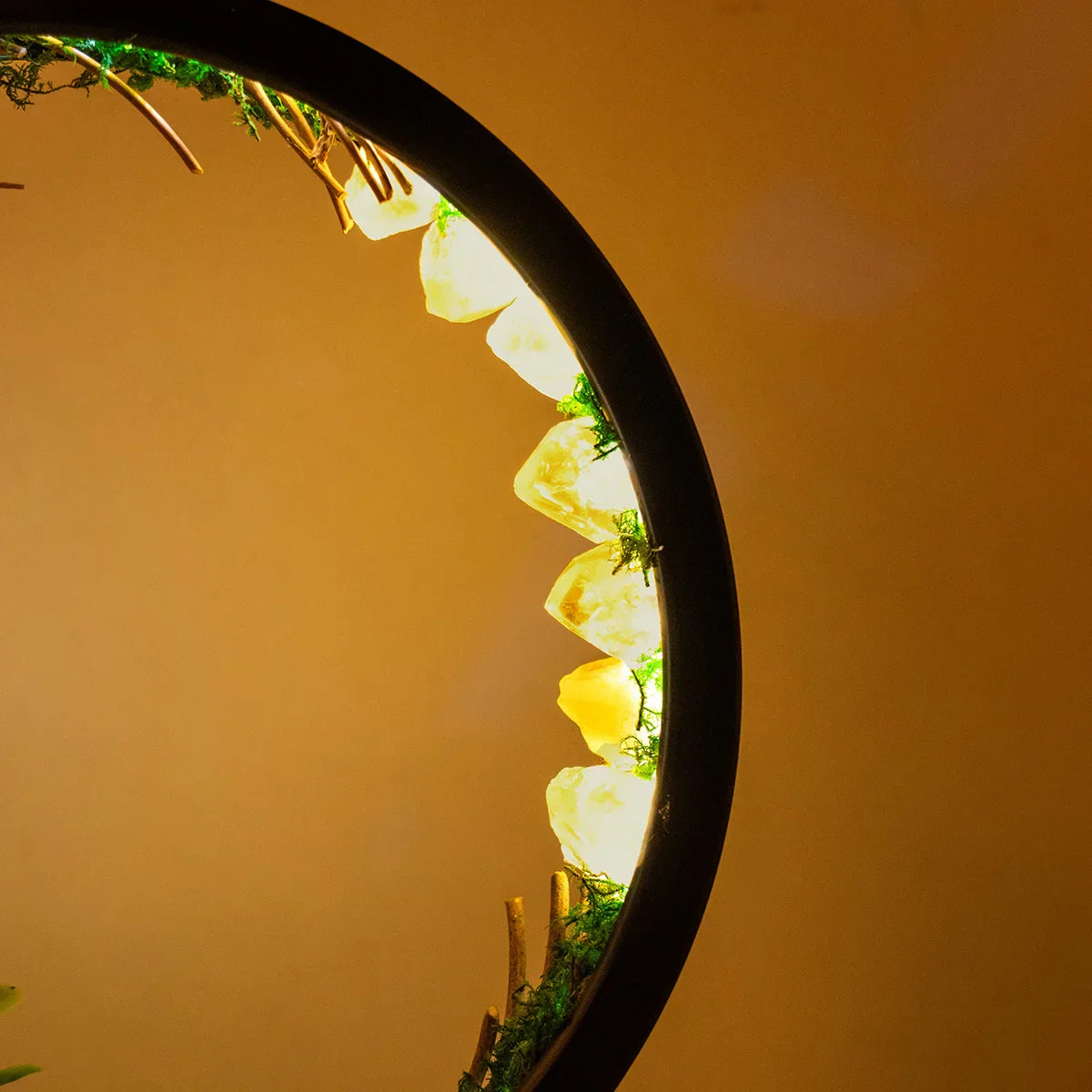 EnchantedRing | Natlampe med elegant cirkulær ramme med grønne planter og ægte krystaller, perfekt til boligindretning