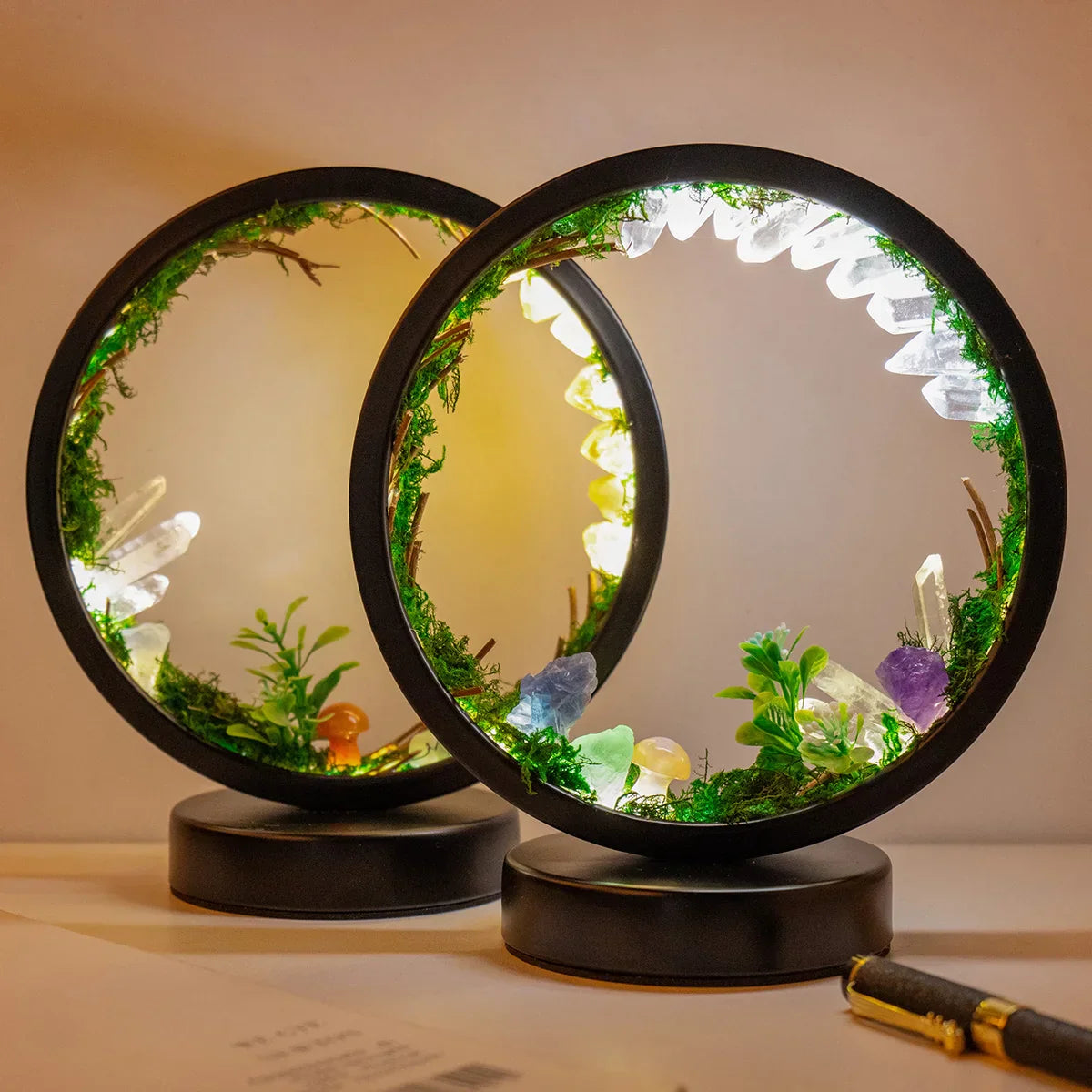 EnchantedRing | Natlampe med elegant cirkulær ramme med grønne planter og ægte krystaller, perfekt til boligindretning