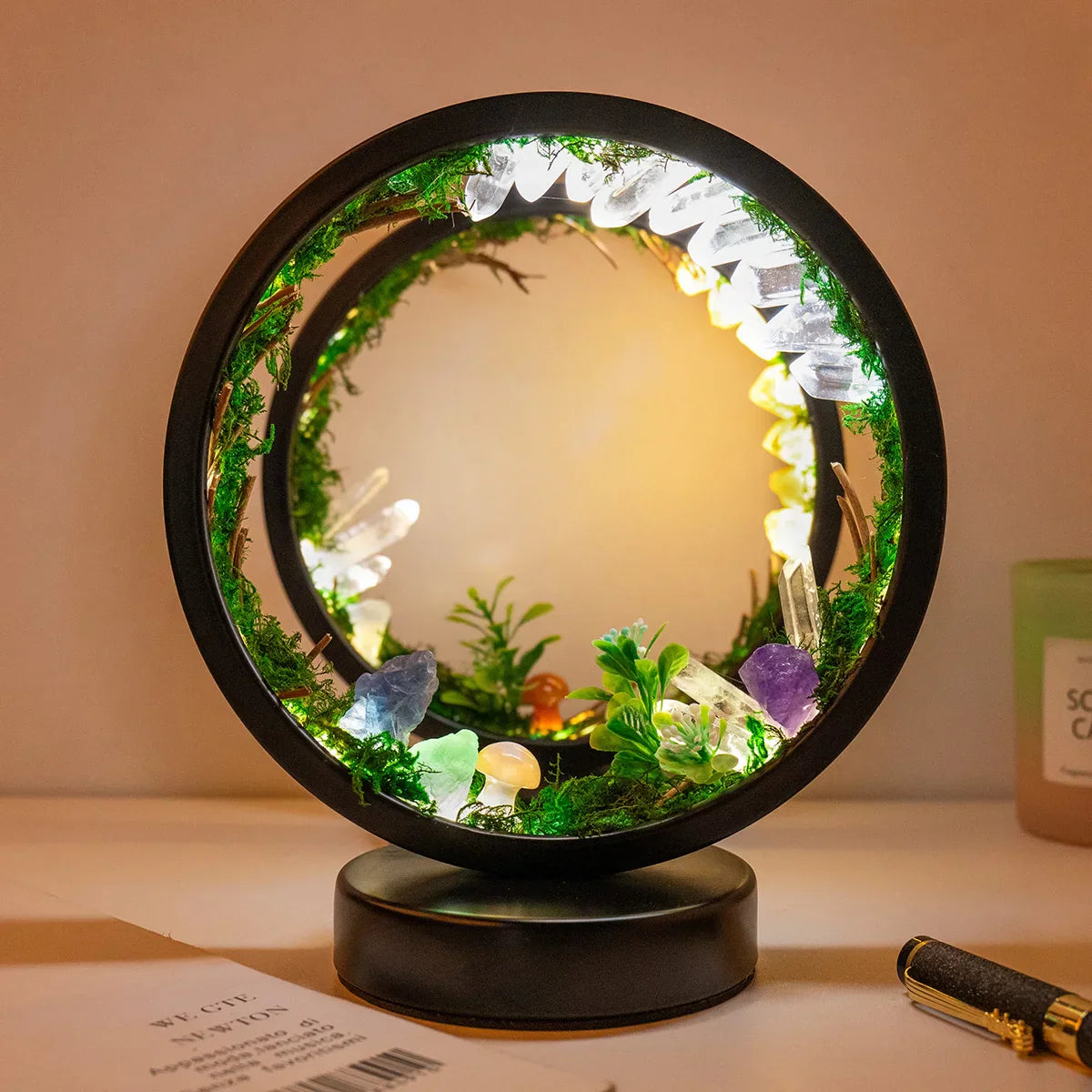 EnchantedRing | Natlampe med elegant cirkulær ramme med grønne planter og ægte krystaller, perfekt til boligindretning