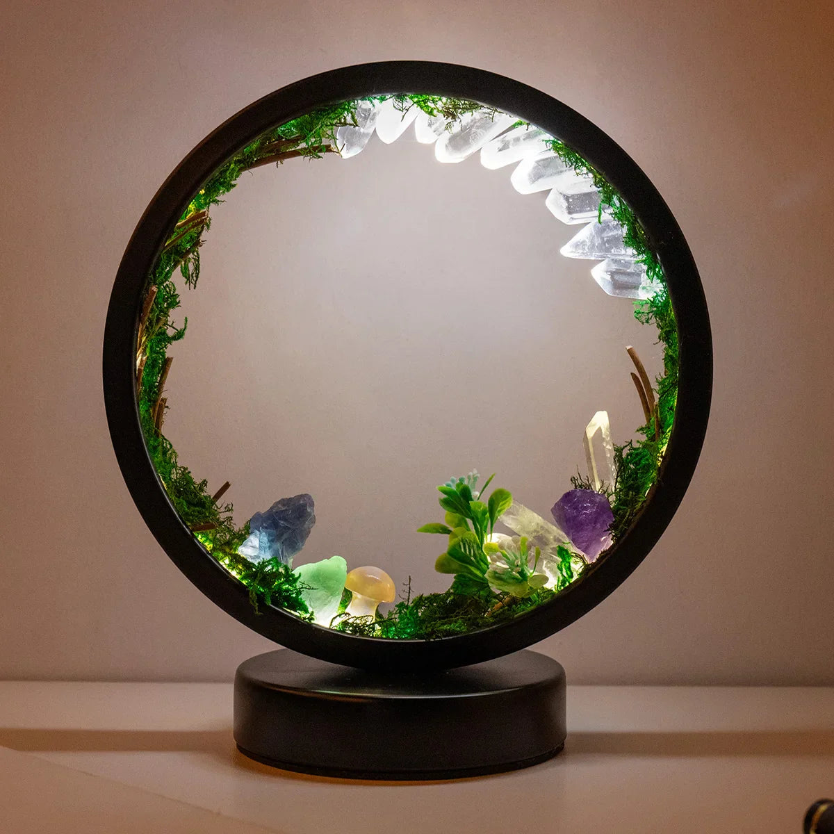 EnchantedRing | Natlampe med elegant cirkulær ramme med grønne planter og ægte krystaller, perfekt til boligindretning
