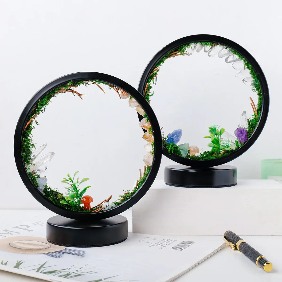 EnchantedRing | Natlampe med elegant cirkulær ramme med grønne planter og ægte krystaller, perfekt til boligindretning