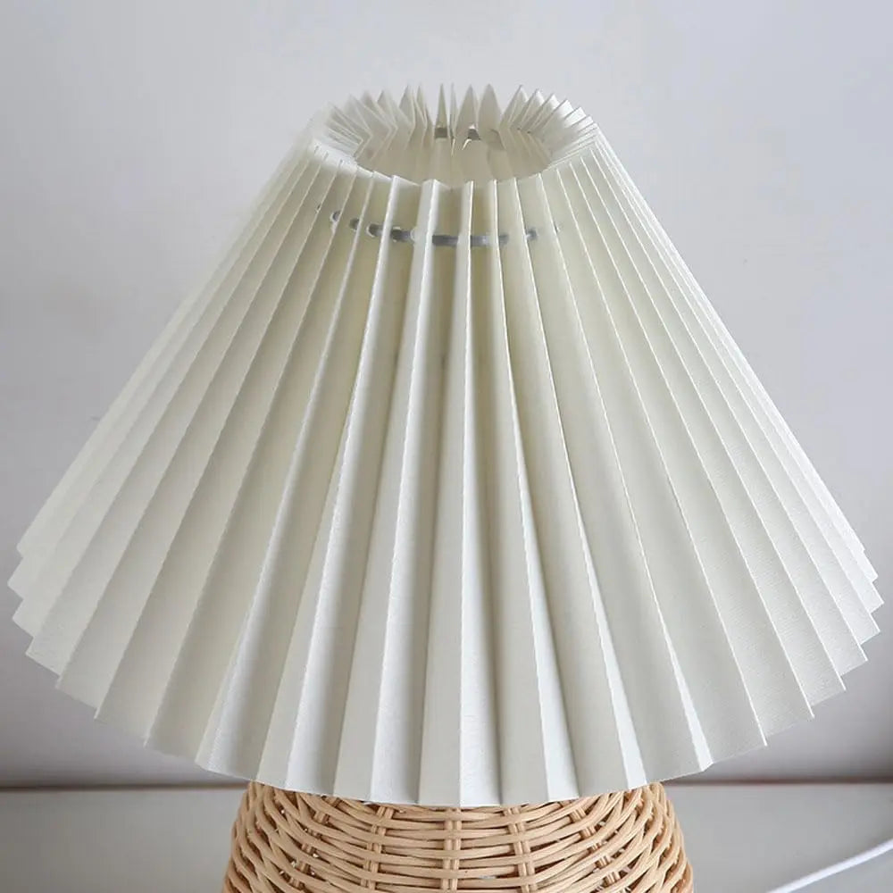 Retro LED Bordlampe med Plisseret Stofskærm & Rattan | USB Natbordslampe