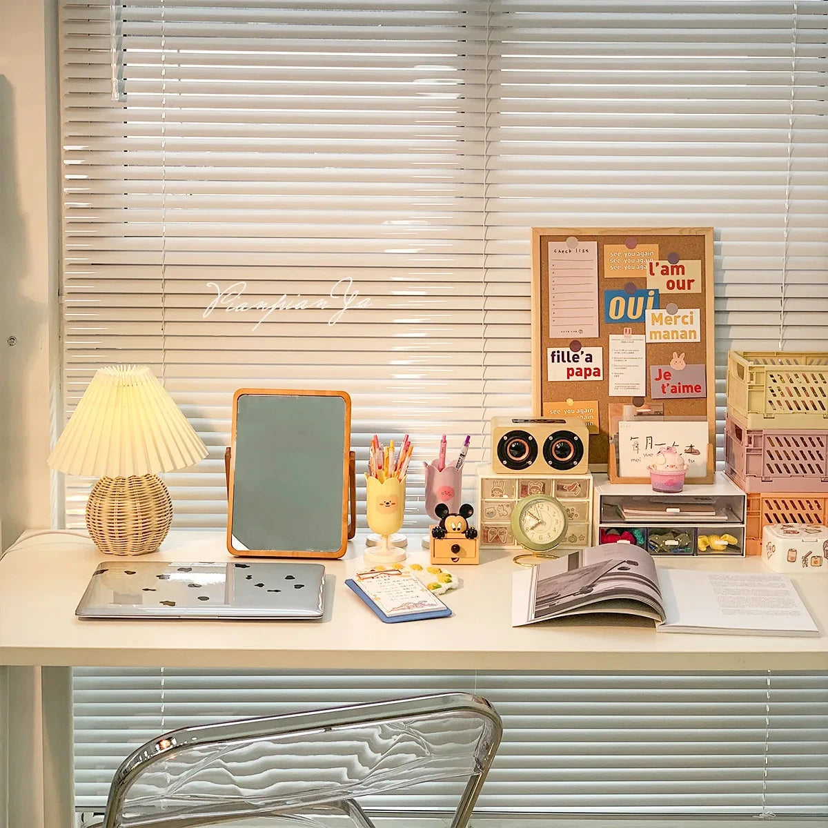 Retro LED Bordlampe med Plisseret Stofskærm & Rattan | USB Natbordslampe