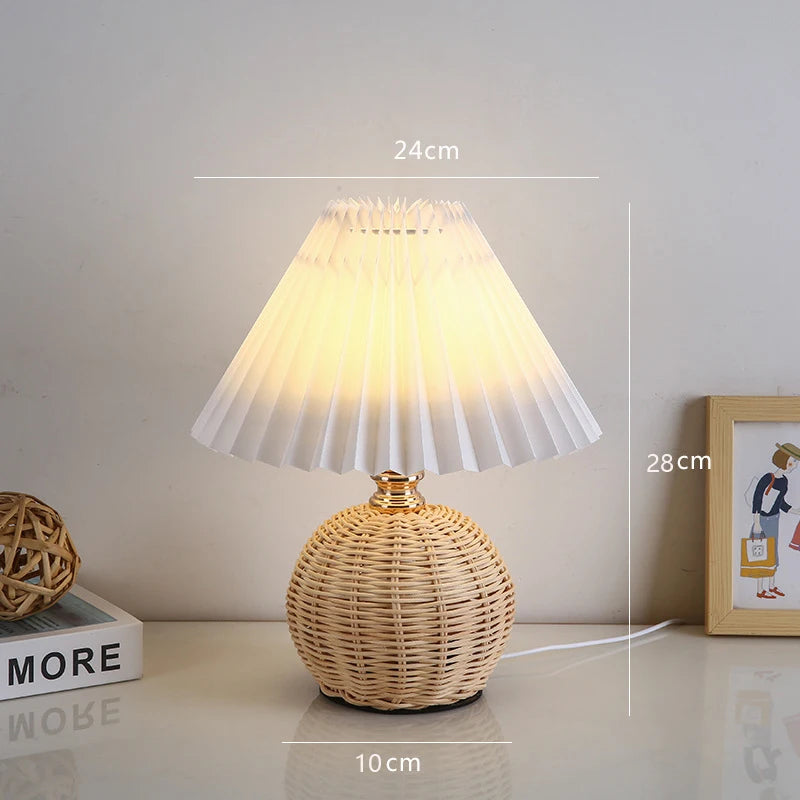 Retro LED Bordlampe med Plisseret Stofskærm & Rattan | USB Natbordslampe