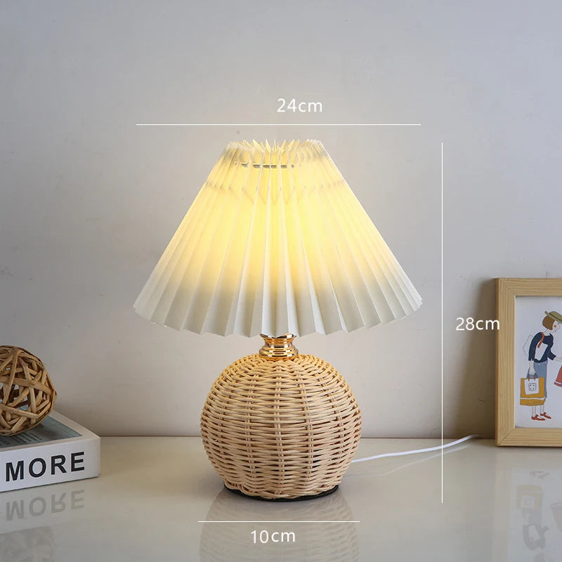 Retro LED Bordlampe med Plisseret Stofskærm & Rattan | USB Natbordslampe