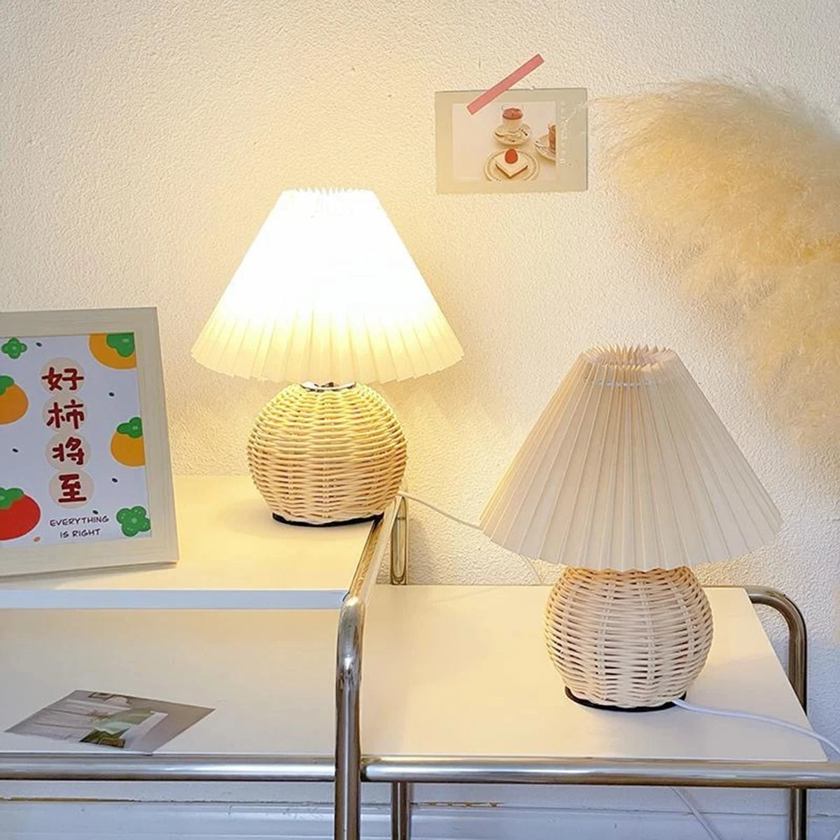 Retro LED Bordlampe med Plisseret Stofskærm & Rattan | USB Natbordslampe