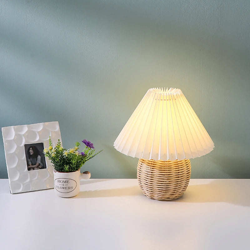 Retro LED Bordlampe med Plisseret Stofskærm & Rattan | USB Natbordslampe