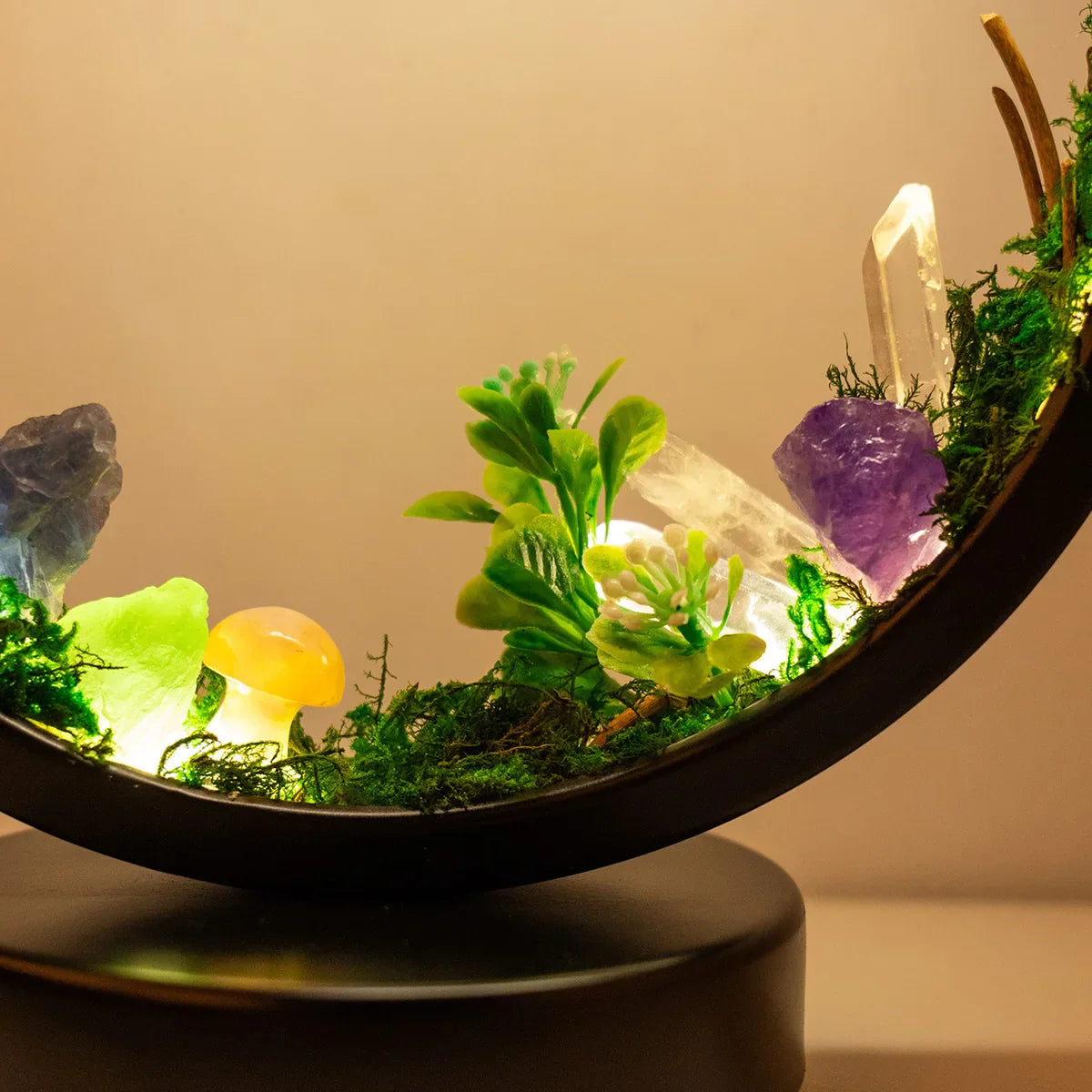 EnchantedRing | Natlampe med elegant cirkulær ramme med grønne planter og ægte krystaller, perfekt til boligindretning