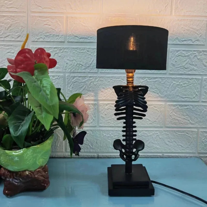 Handlavet Gotisk Skelet Bordlampe med USB Opladning – Unik Indretning til Stue og Soveværelse-3
