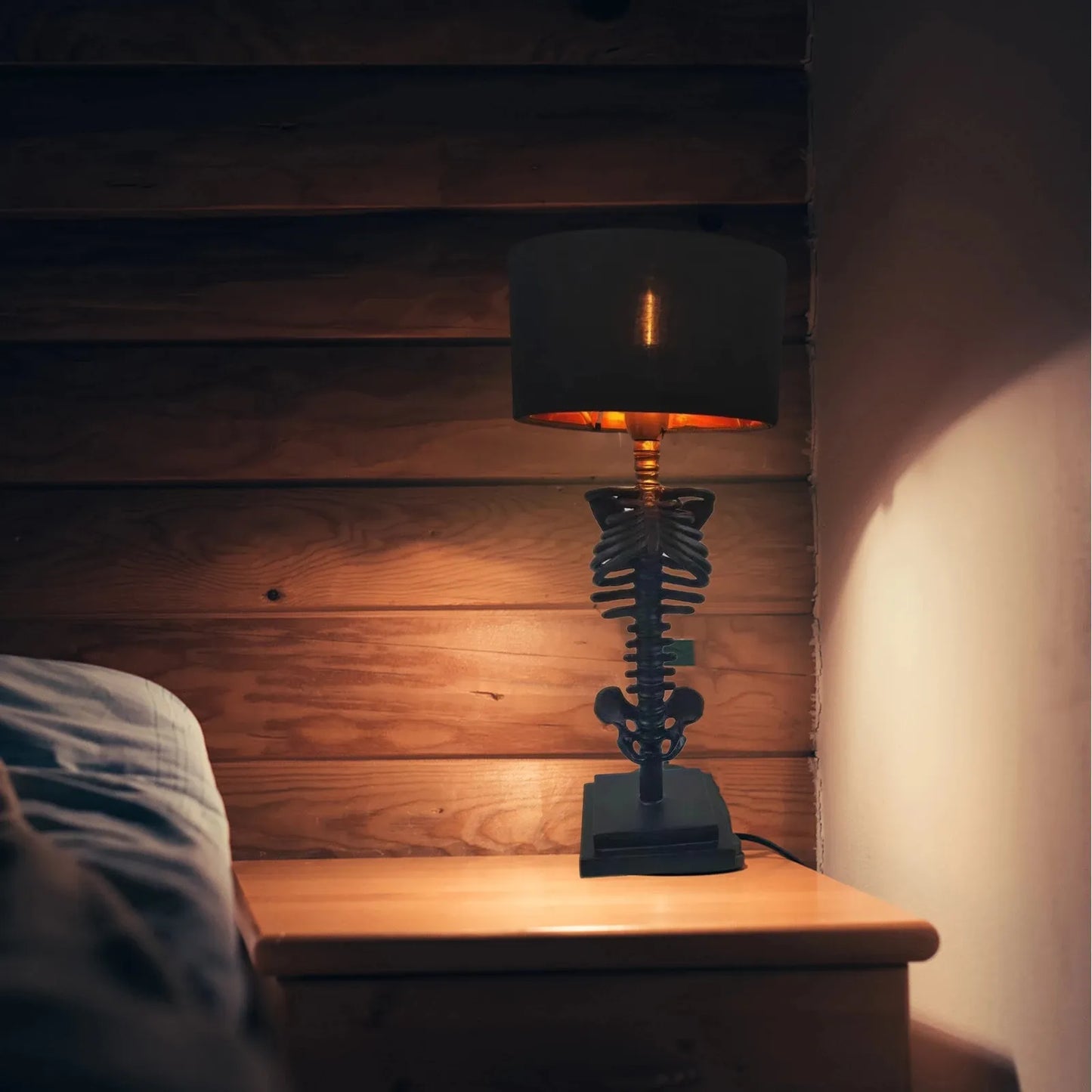 Handlavet Gotisk Skelet Bordlampe med USB Opladning – Unik Indretning til Stue og Soveværelse-6
