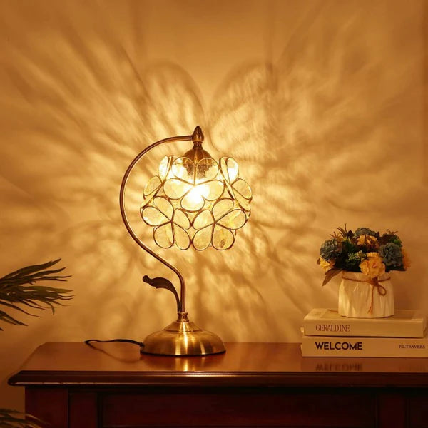 Romantisk Tiffany Bordlampe i Bronze med Blomsterdesign – Justerbar Højde og Farvet Glas Skærm til Natbord