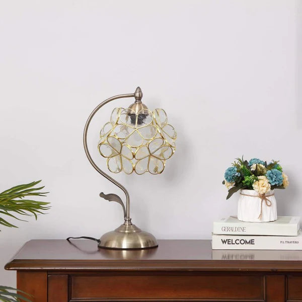 Romantisk Tiffany Bordlampe i Bronze med Blomsterdesign – Justerbar Højde og Farvet Glas Skærm til Natbord