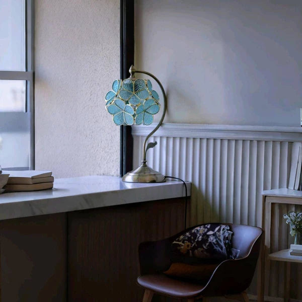 Romantisk Tiffany Bordlampe i Bronze med Blomsterdesign – Justerbar Højde og Farvet Glas Skærm til Natbord