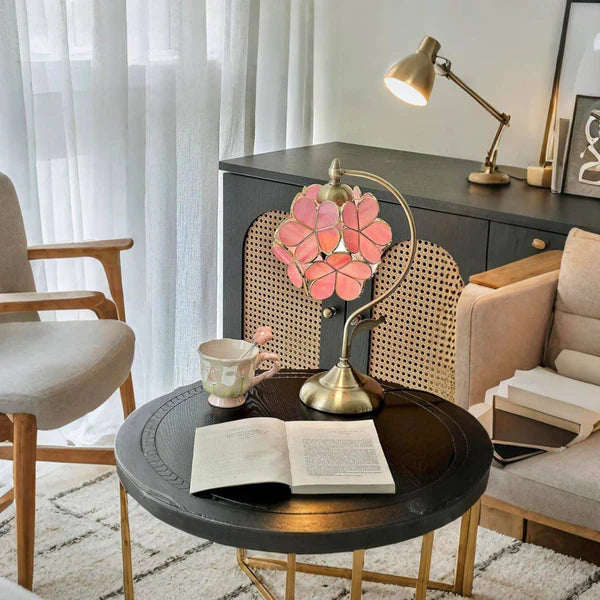 Romantisk Tiffany Bordlampe i Bronze med Blomsterdesign – Justerbar Højde og Farvet Glas Skærm til Natbord